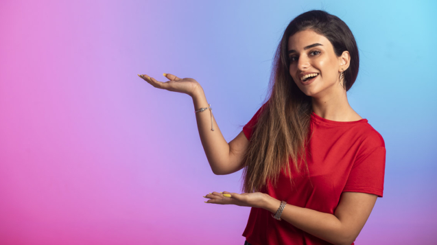 En 2025, je suis community manager, et mon métier ne cesse d’évoluer ! Aujourd’hui, mon rôle va bien au-delà de la simple gestion des réseaux sociaux. Je suis une stratège digitale, une créatrice de lien et une véritable ambassadrice de marque.