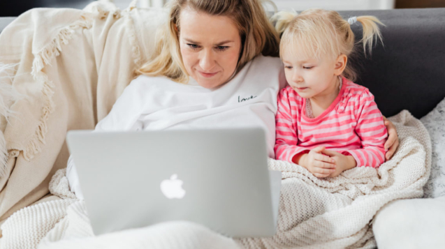 Manque de temps quand on est maman entrepreneuse ? Et si le problème n’était pas toi mais la méthode. Découvre une organisation réaliste.